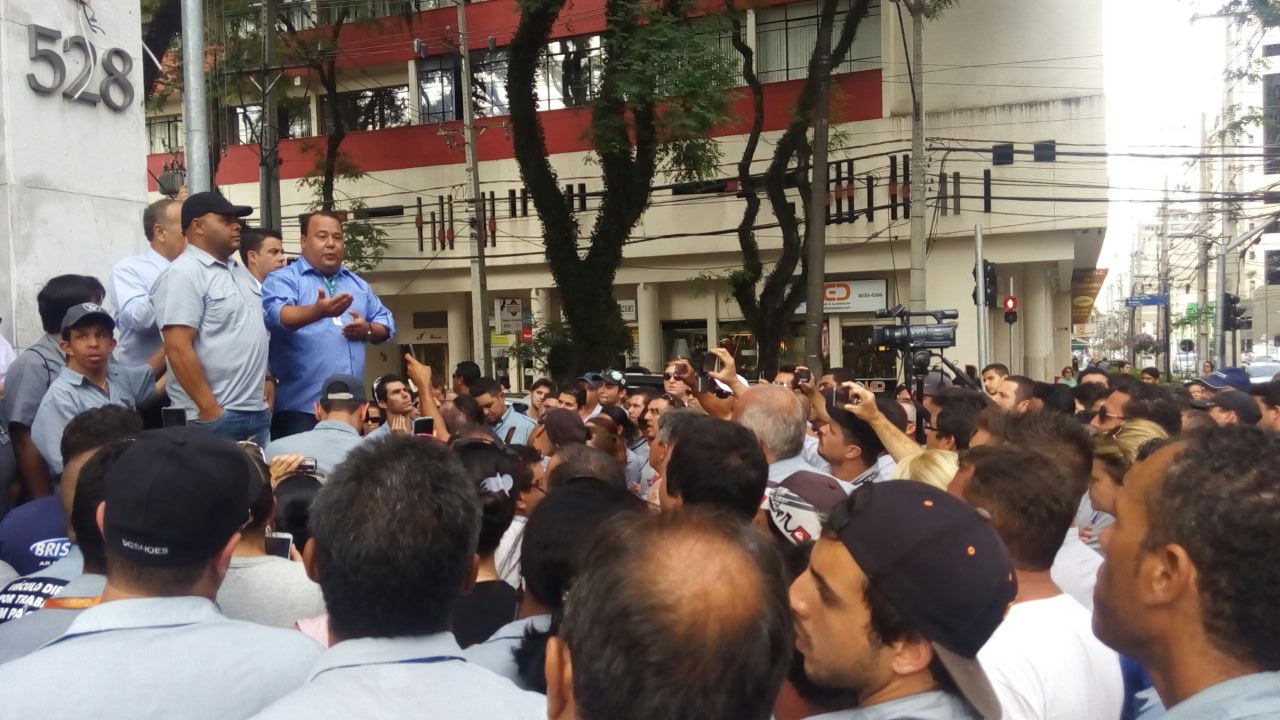 Presidente Anderson Teixeira fala com trabalhadores em frente ao TRT, após o fim da audiência, na tarde desta terça-feira.